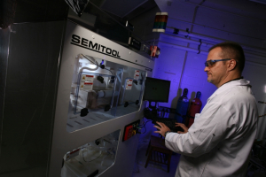 Associate professor Stanko Brankovic is developing a new method of fine-tuning the properties of catalysts.